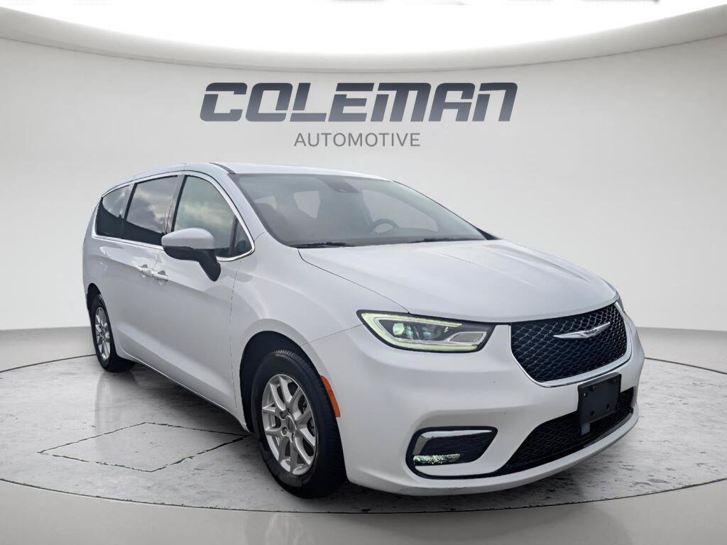 Used 2023 Chrysler Pacifica Touring-L FWD image 3