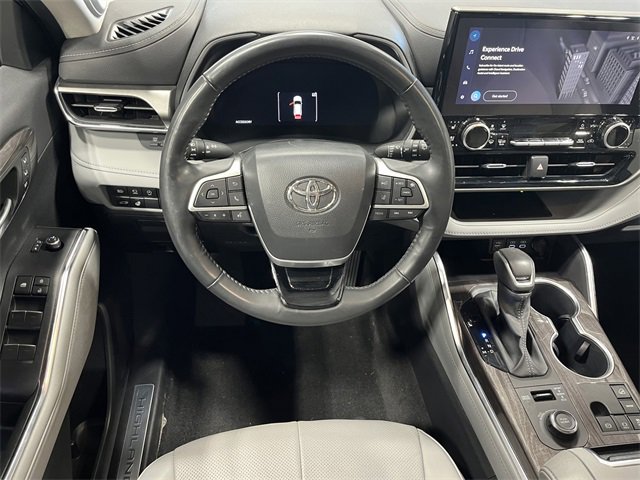 Used 2023 Toyota Highlander Limited image 17