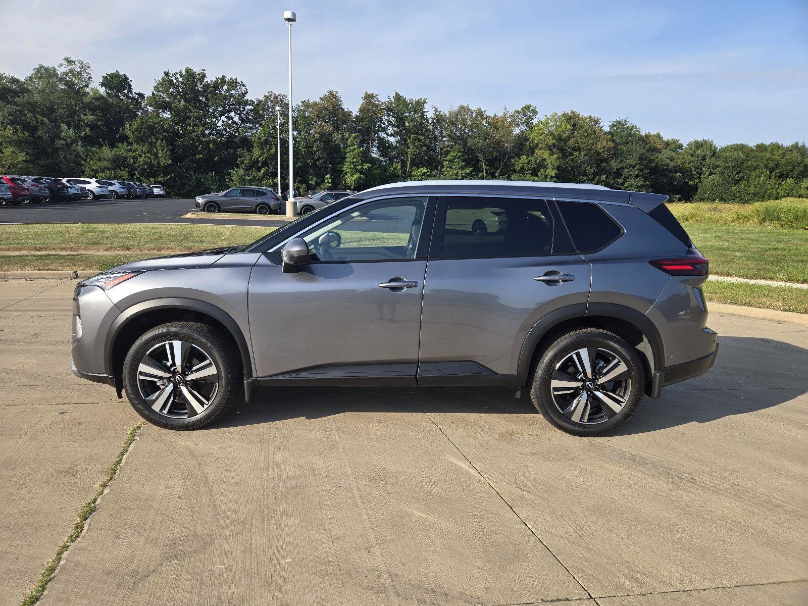 Used 2025 Nissan Rogue SL AWD/4WD image 5