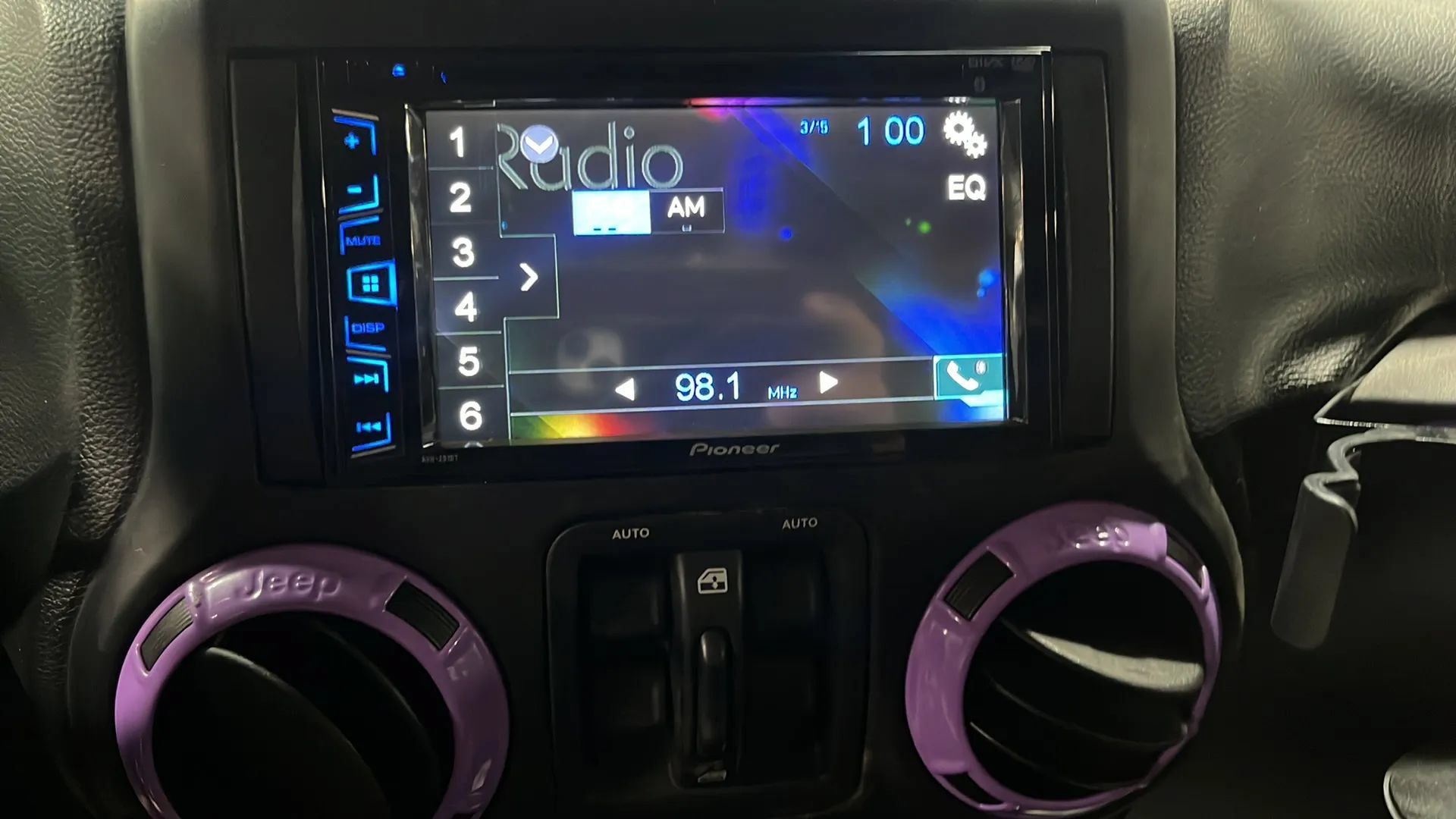 Used 2014 Jeep Wrangler Unlimited Sahara w/ Connectivity Group AWD/4WD image 21