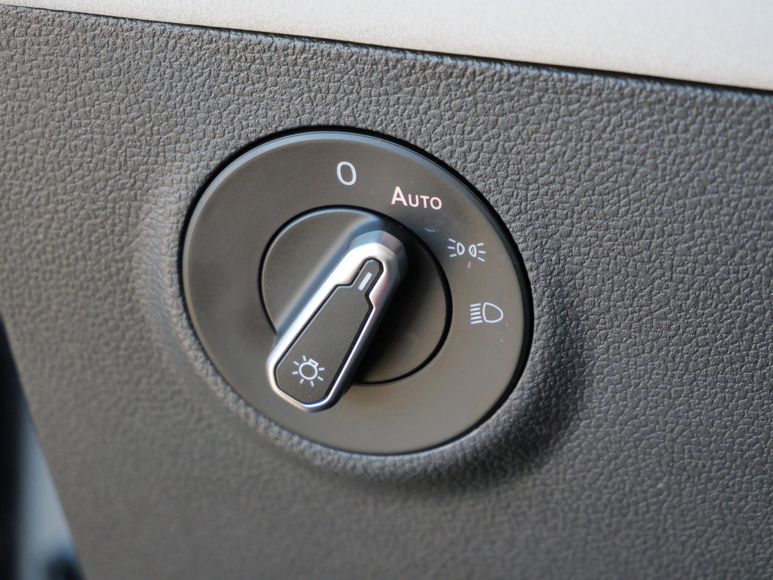 Certified 2025 Volkswagen Taos SE image 21