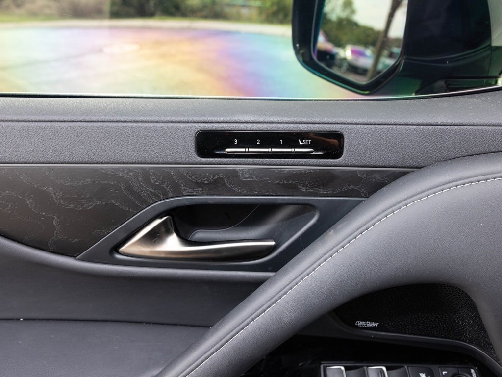 Used 2024 Lexus LX 600 4WD w/ Luxury Package image 18