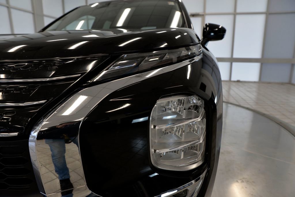 Used 2024 Mitsubishi Outlander SE image 11