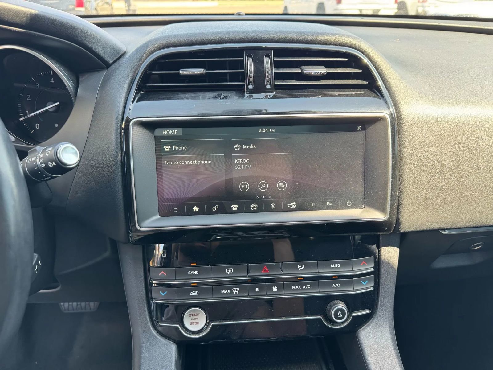 Used 2020 Jaguar F-PACE Premium image 22