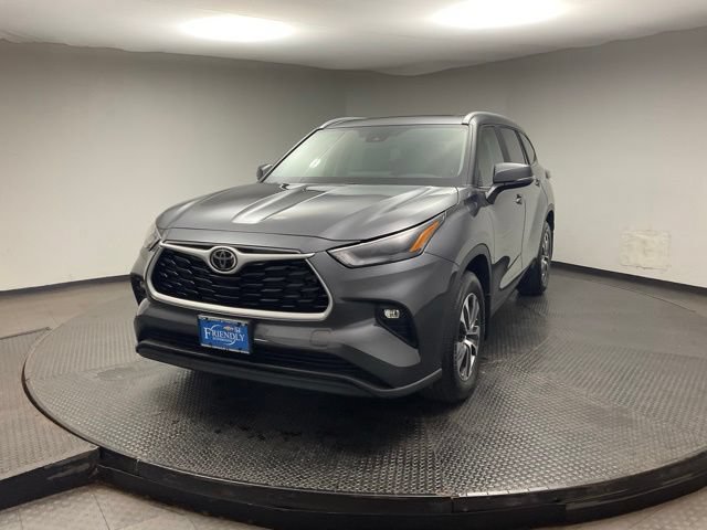 Used 2023 Toyota Highlander XLE AWD/4WD image 3
