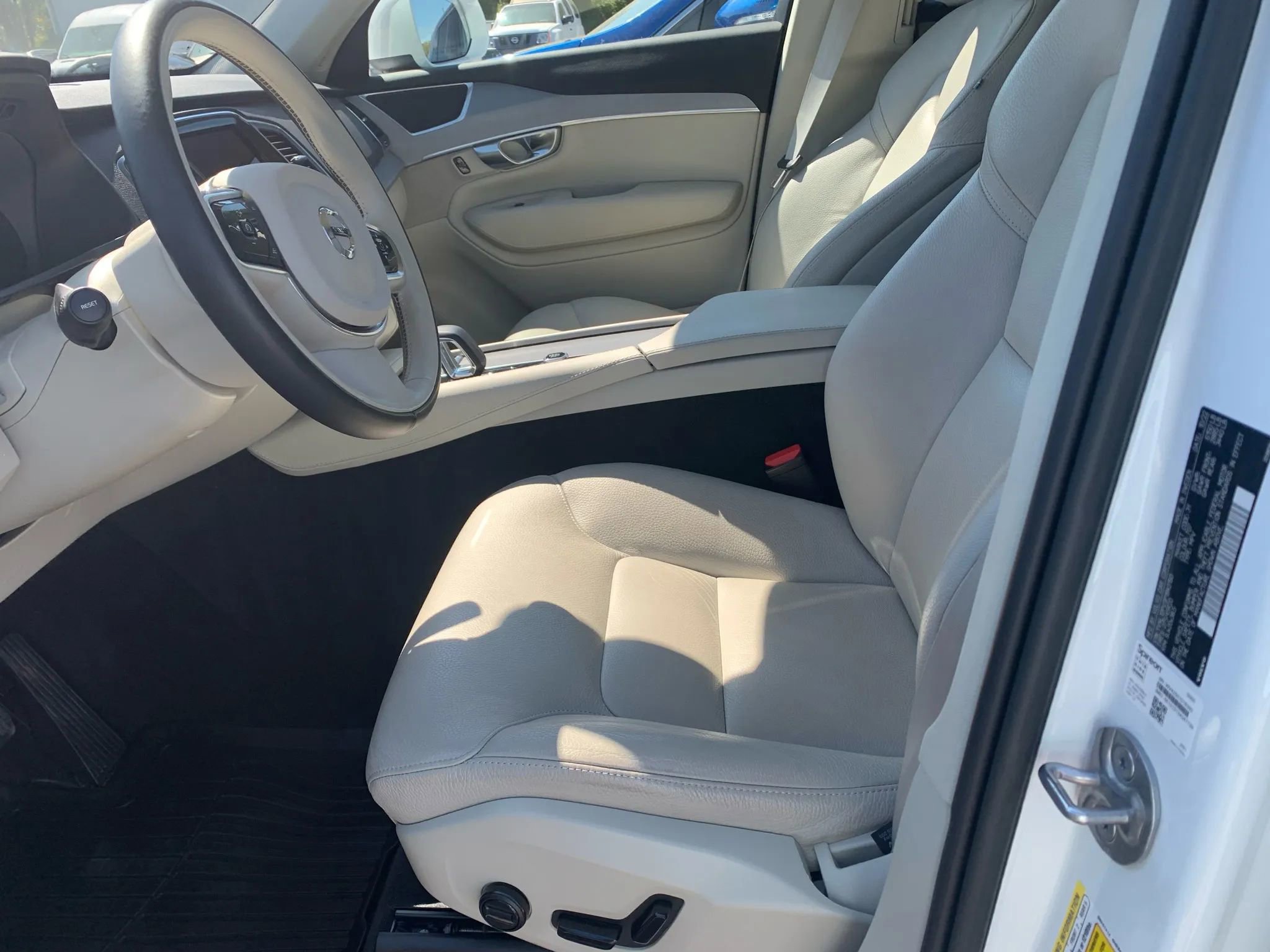 Used 2023 Volvo XC90 B5 Core w/ Protection Package Premier image 8