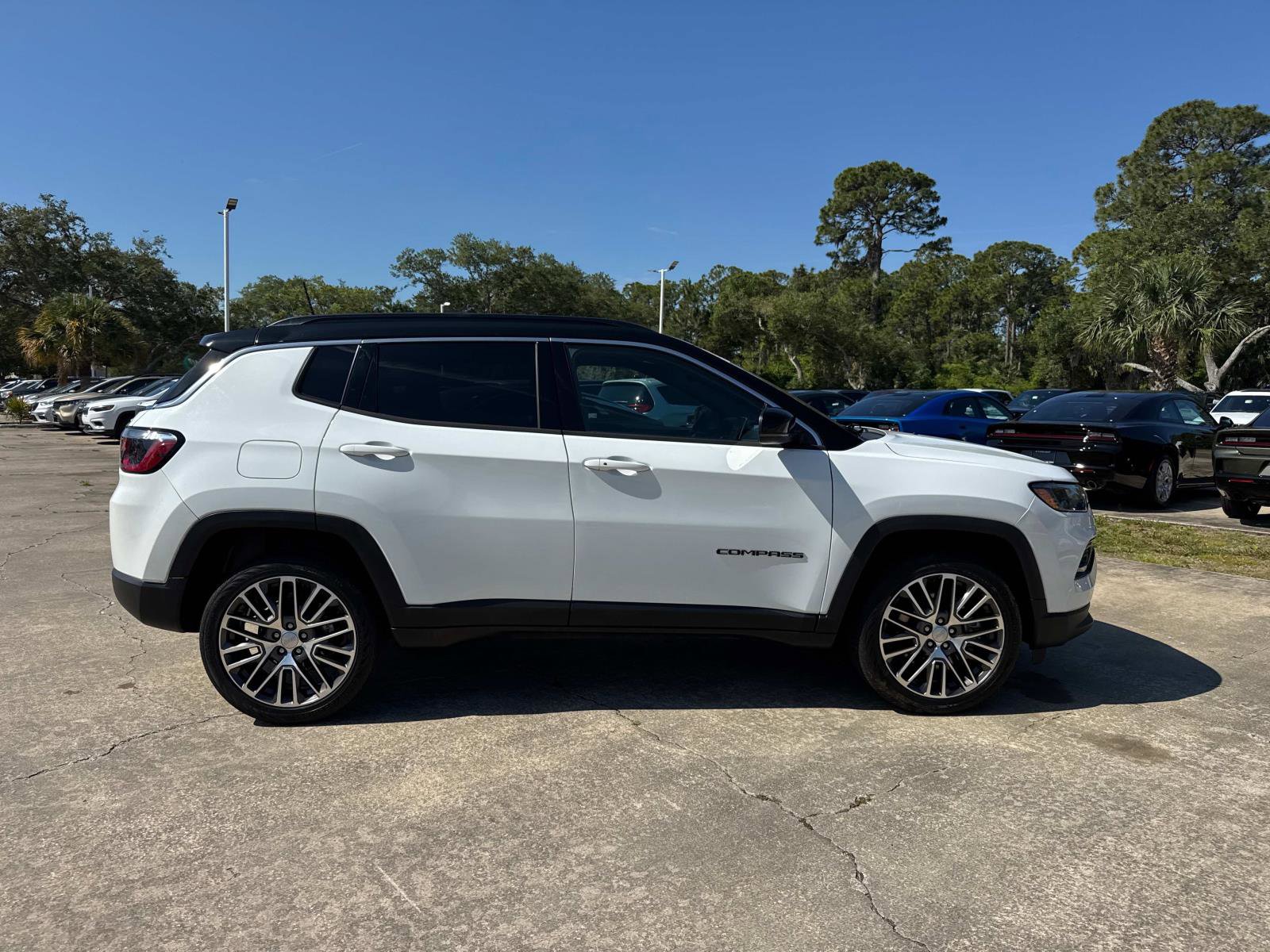 Used 2023 Jeep Compass Limited w/ Elite Group AWD/4WD image 2