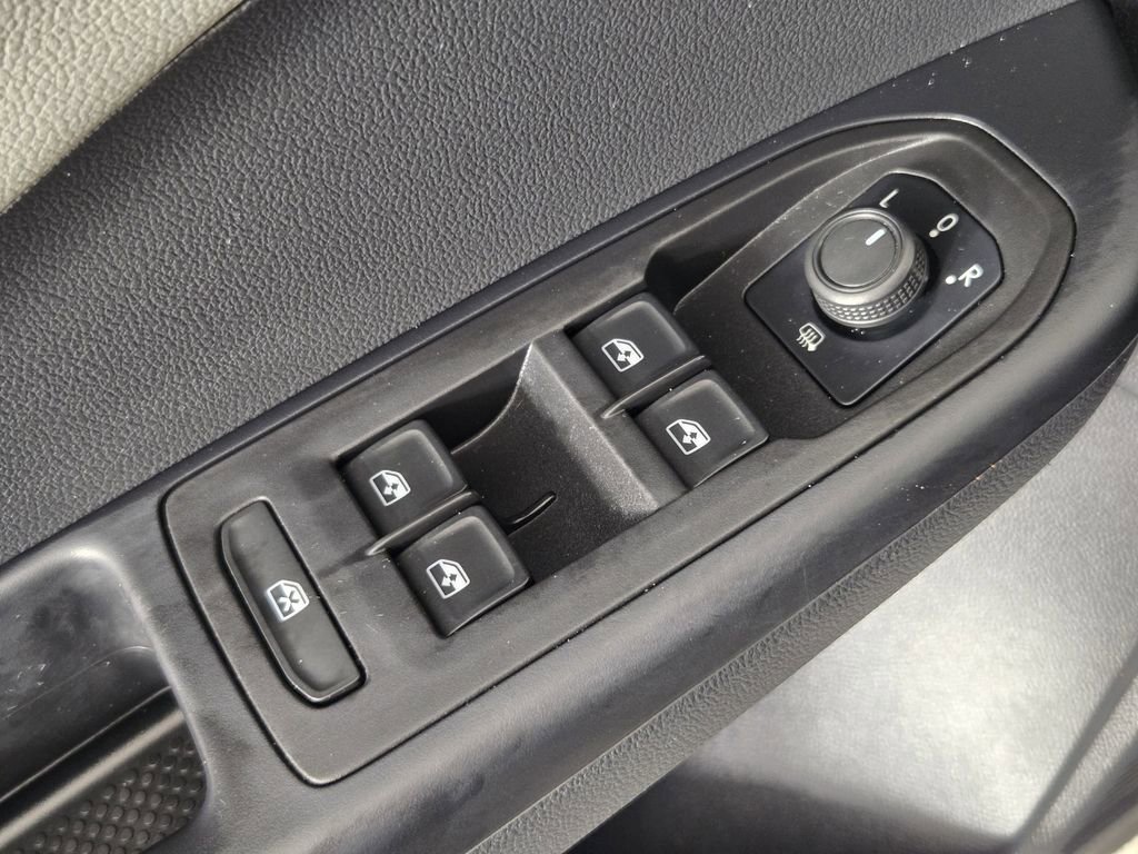 Used 2023 Volkswagen Taos SE w/ Panoramic Sunroof Package FWD image 24