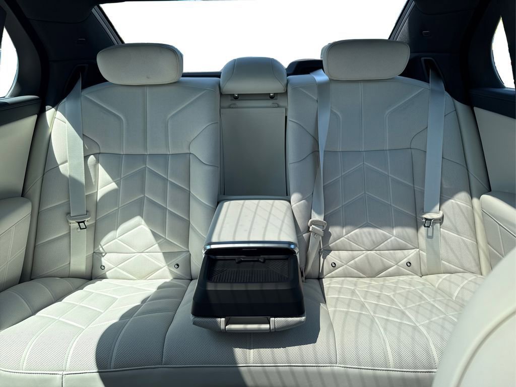 New 2025 BMW 750e xDrive image 20