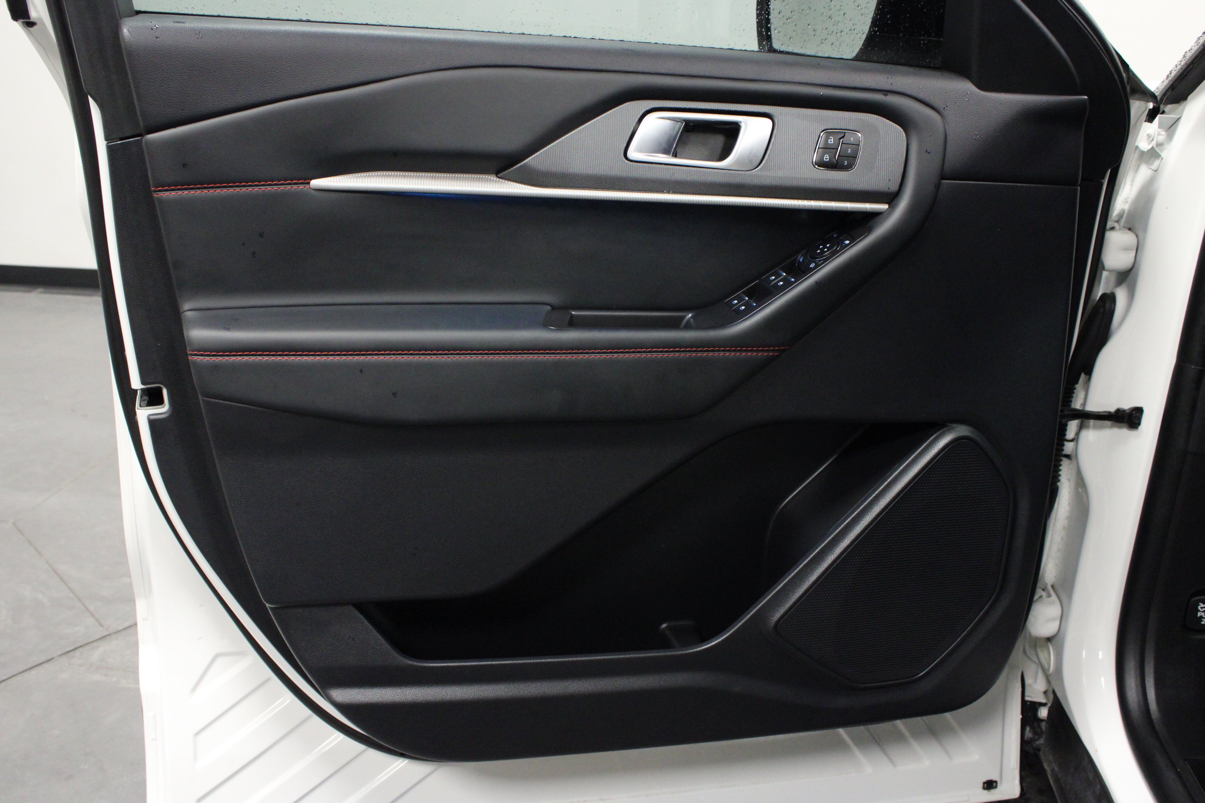 Used 2025 Ford Explorer ST AWD/4WD image 11