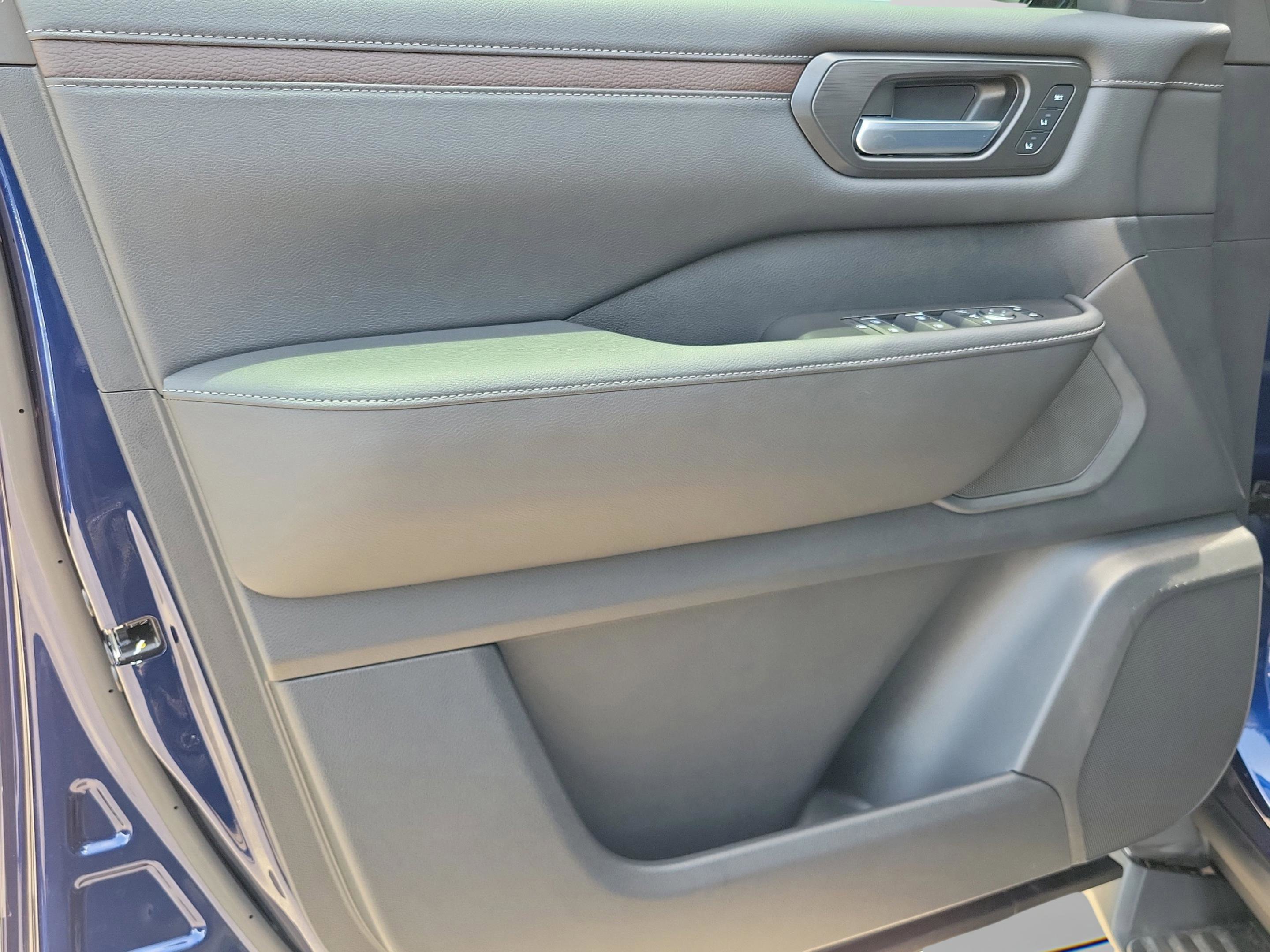 New 2025 Nissan Armada SL w/ Captain's Chari Seat Package image 23