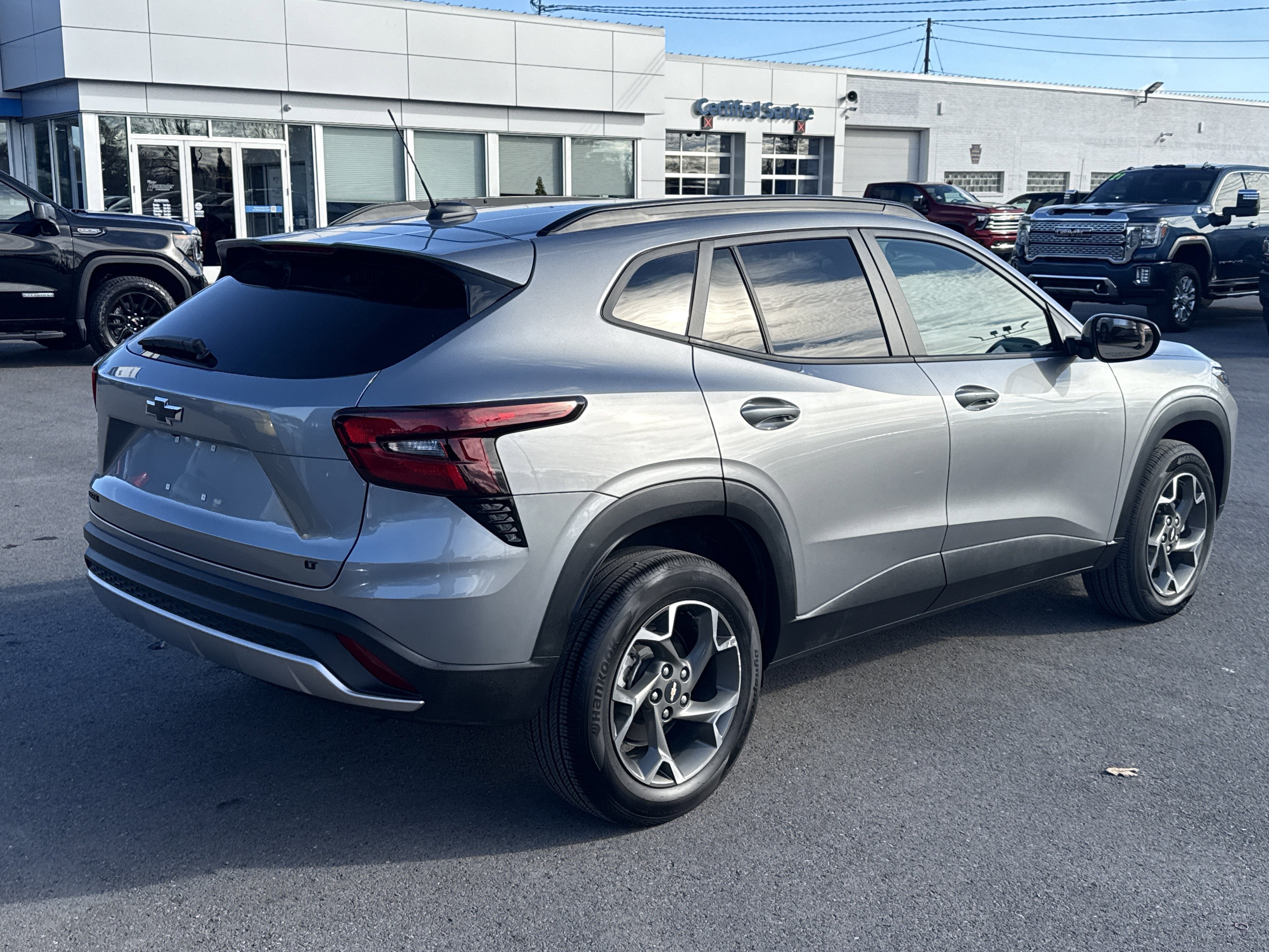 Used 2025 Chevrolet Trax LT w/ LT Convenience Package image 3