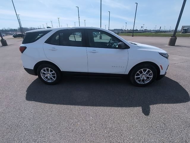 Used 2022 Chevrolet Equinox LS image 2