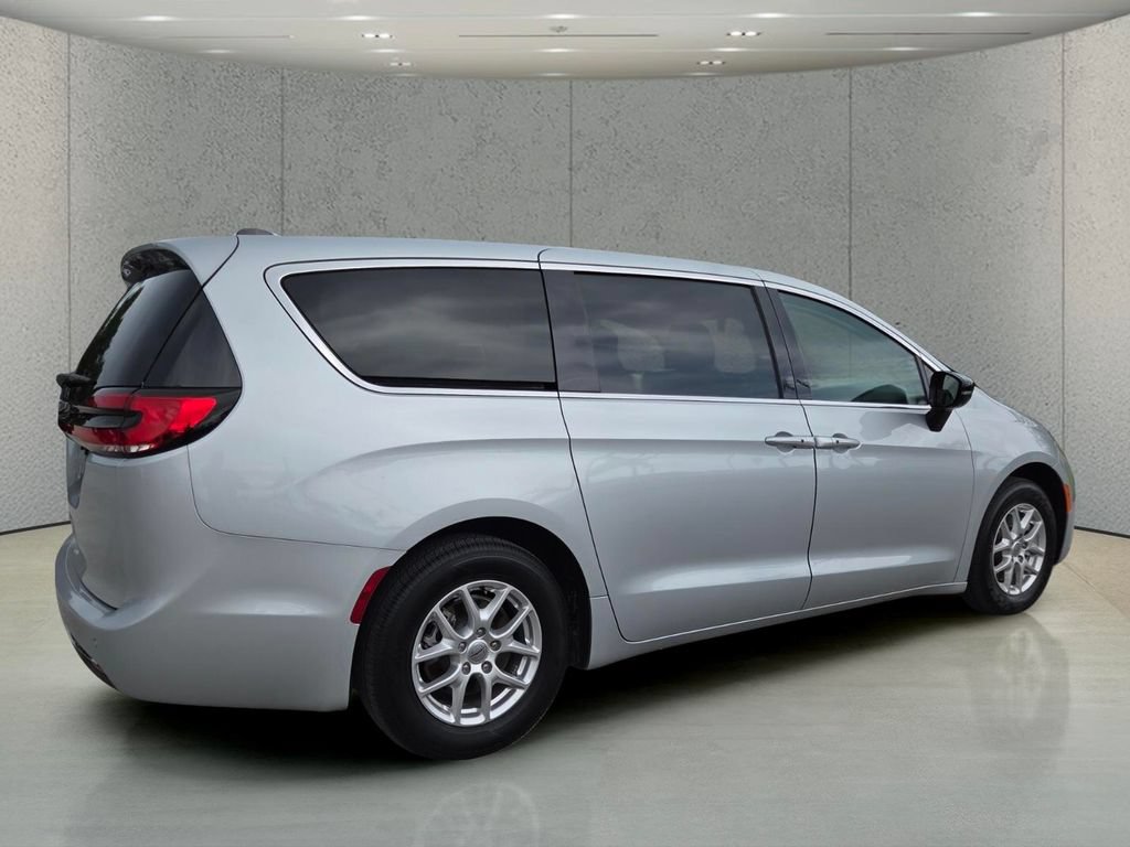 Used 2024 Chrysler Pacifica Touring-L FWD image 4