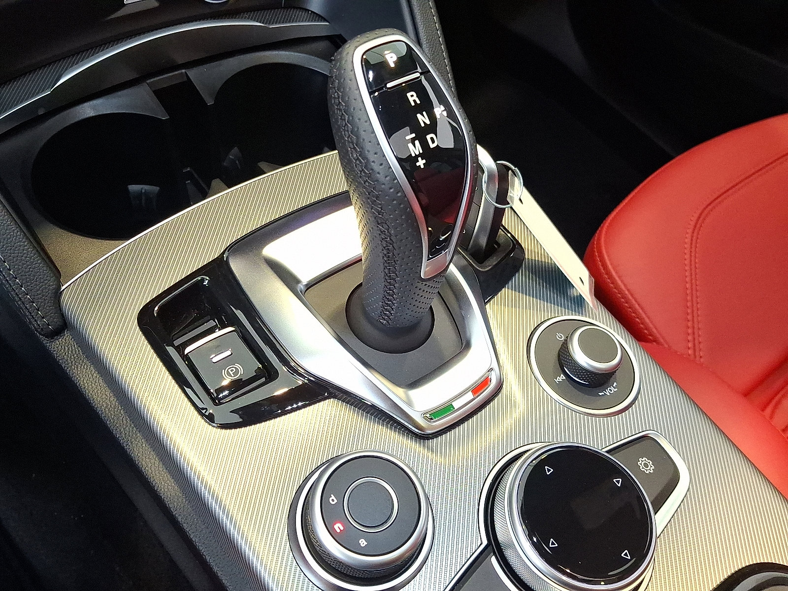 New 2025 Alfa Romeo Stelvio Sprint image 7