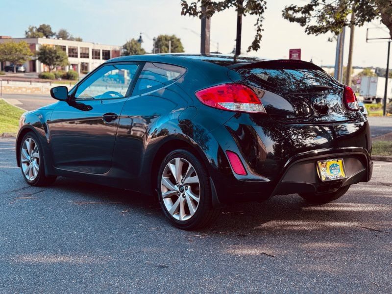 Used 2017 Hyundai Veloster FWD image 5