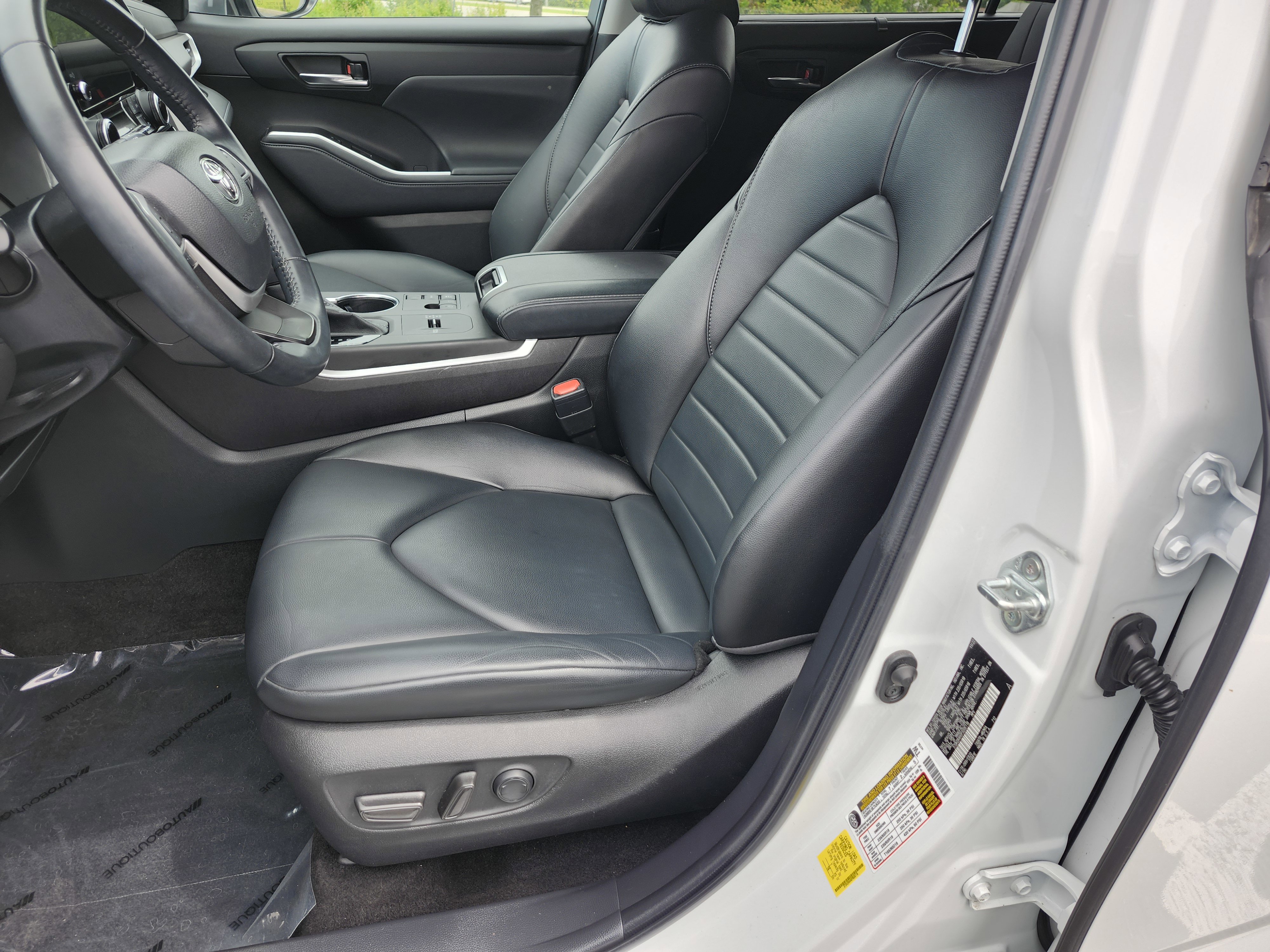 Used 2023 Toyota Highlander XLE FWD image 27