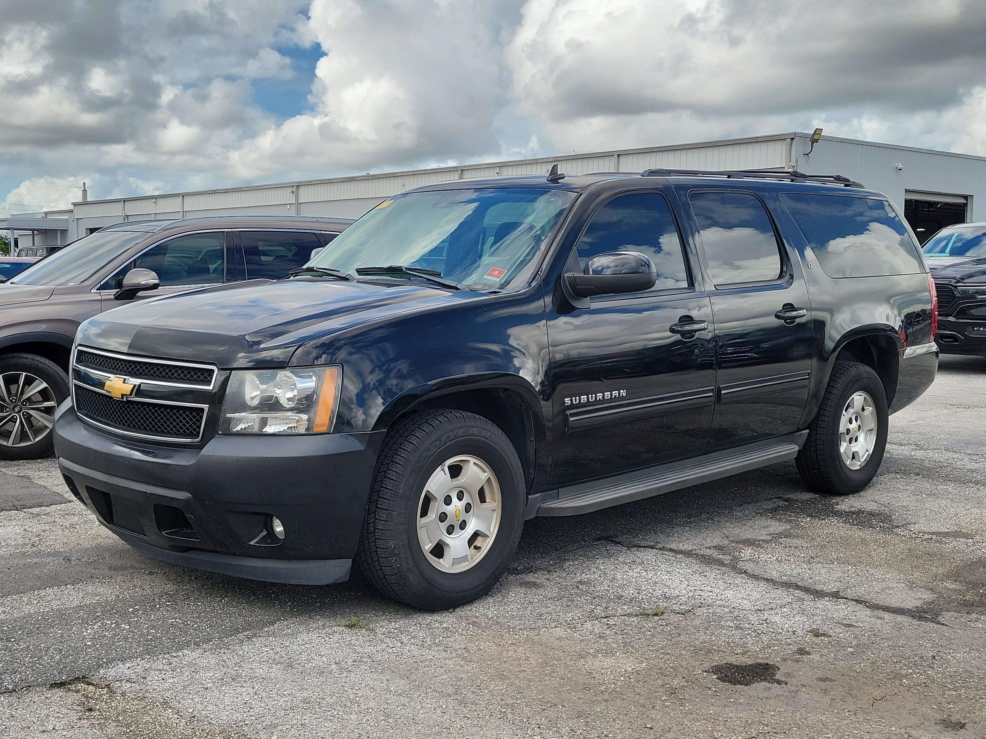 Used 2012 Chevrolet Suburban LT RWD image 3
