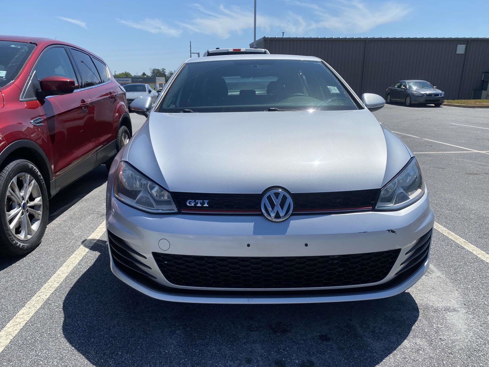 Used 2016 Volkswagen Golf 4-Door FWD image 2