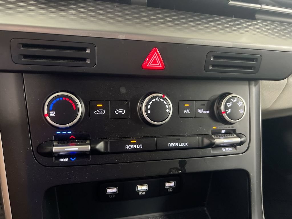 Used 2023 Kia Carnival LX FWD image 16