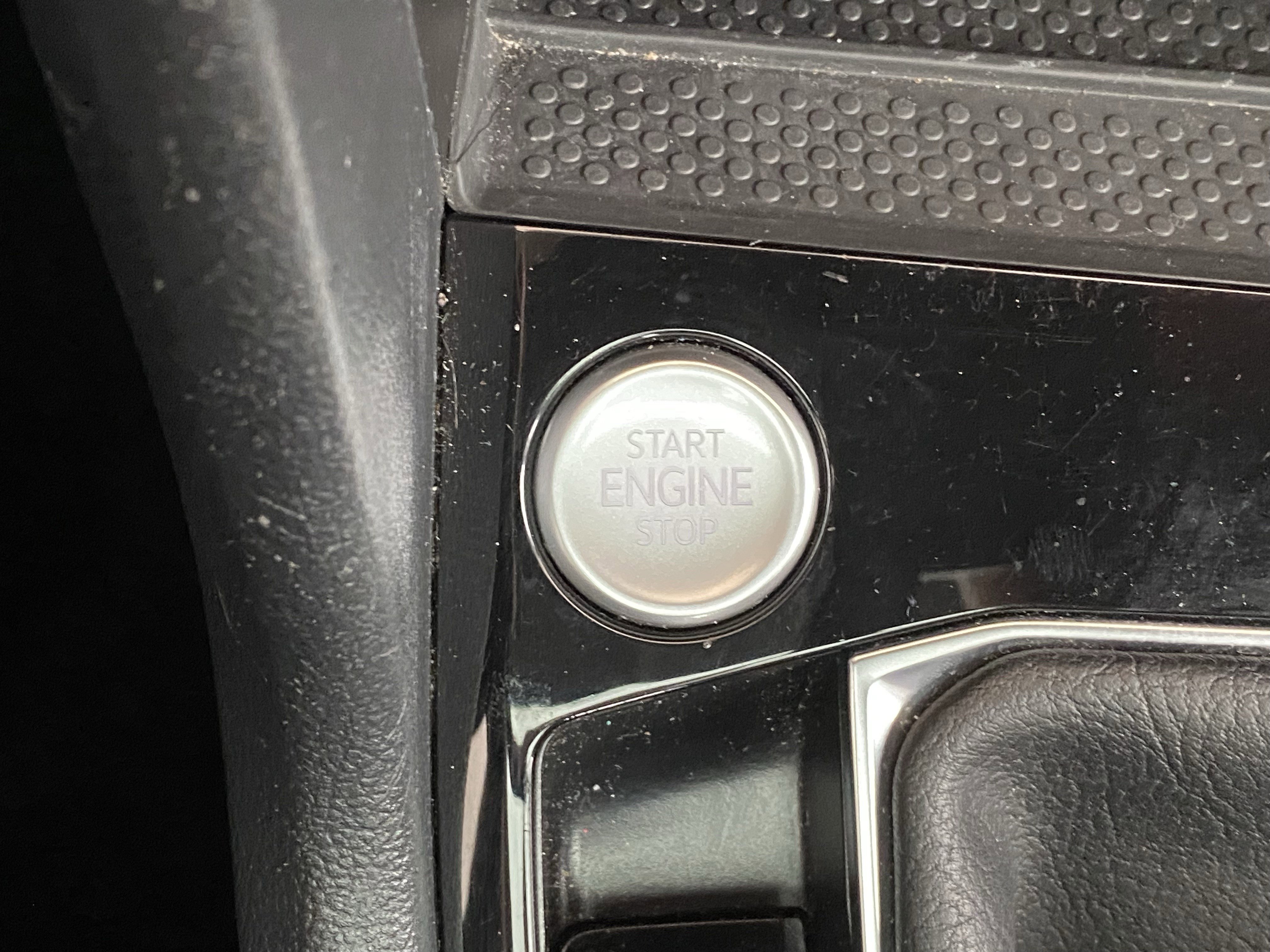 Used 2023 Volkswagen Taos SE w/ Panoramic Sunroof Package image 14