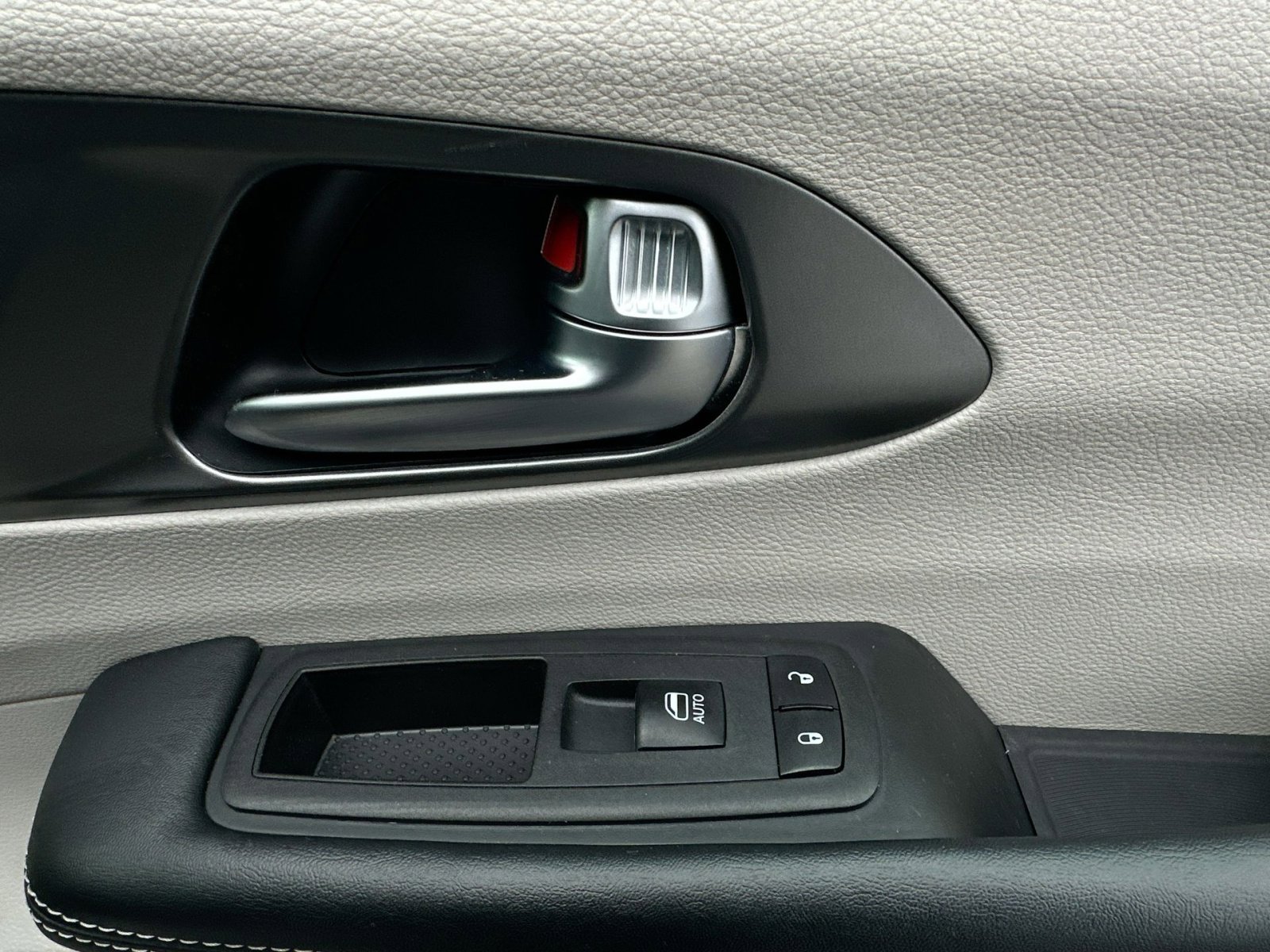 Used 2023 Chrysler Pacifica Touring-L image 37