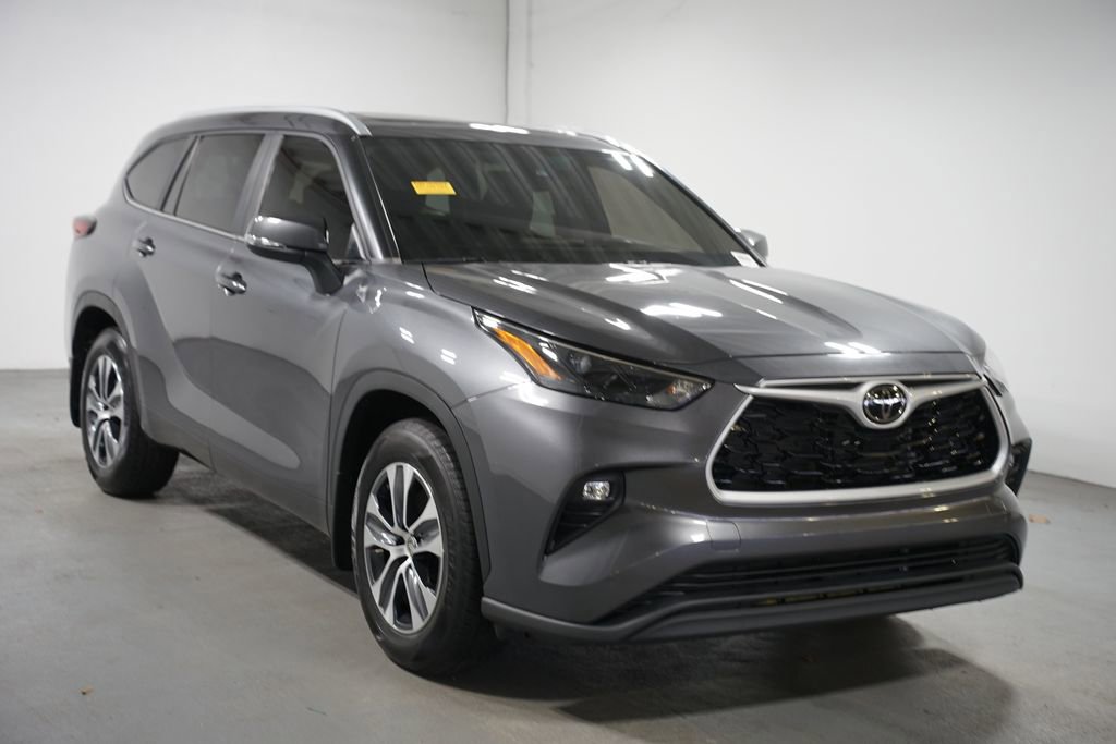 Certified 2024 Toyota Highlander XLE image 3