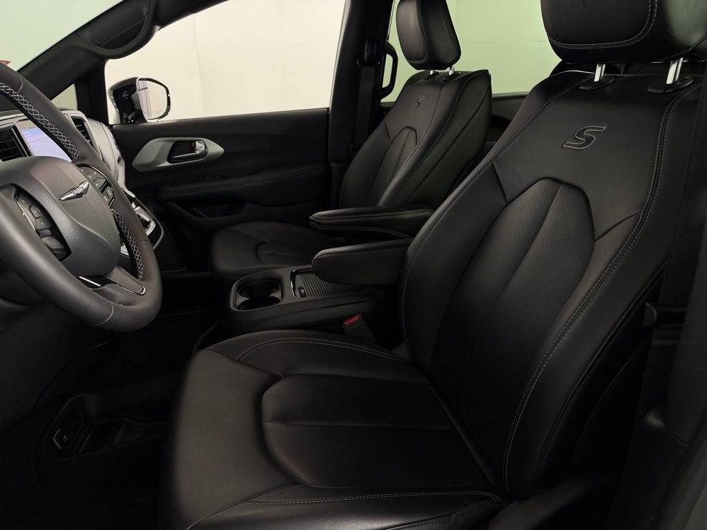 Used 2024 Chrysler Pacifica Select image 23