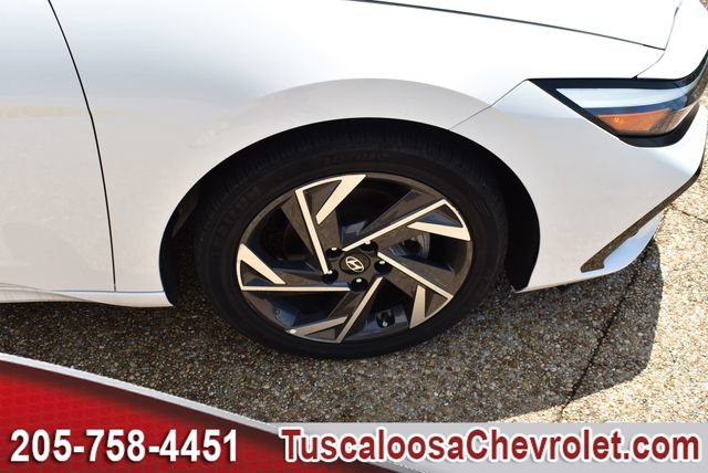 Used 2024 Hyundai Elantra Limited FWD image 14