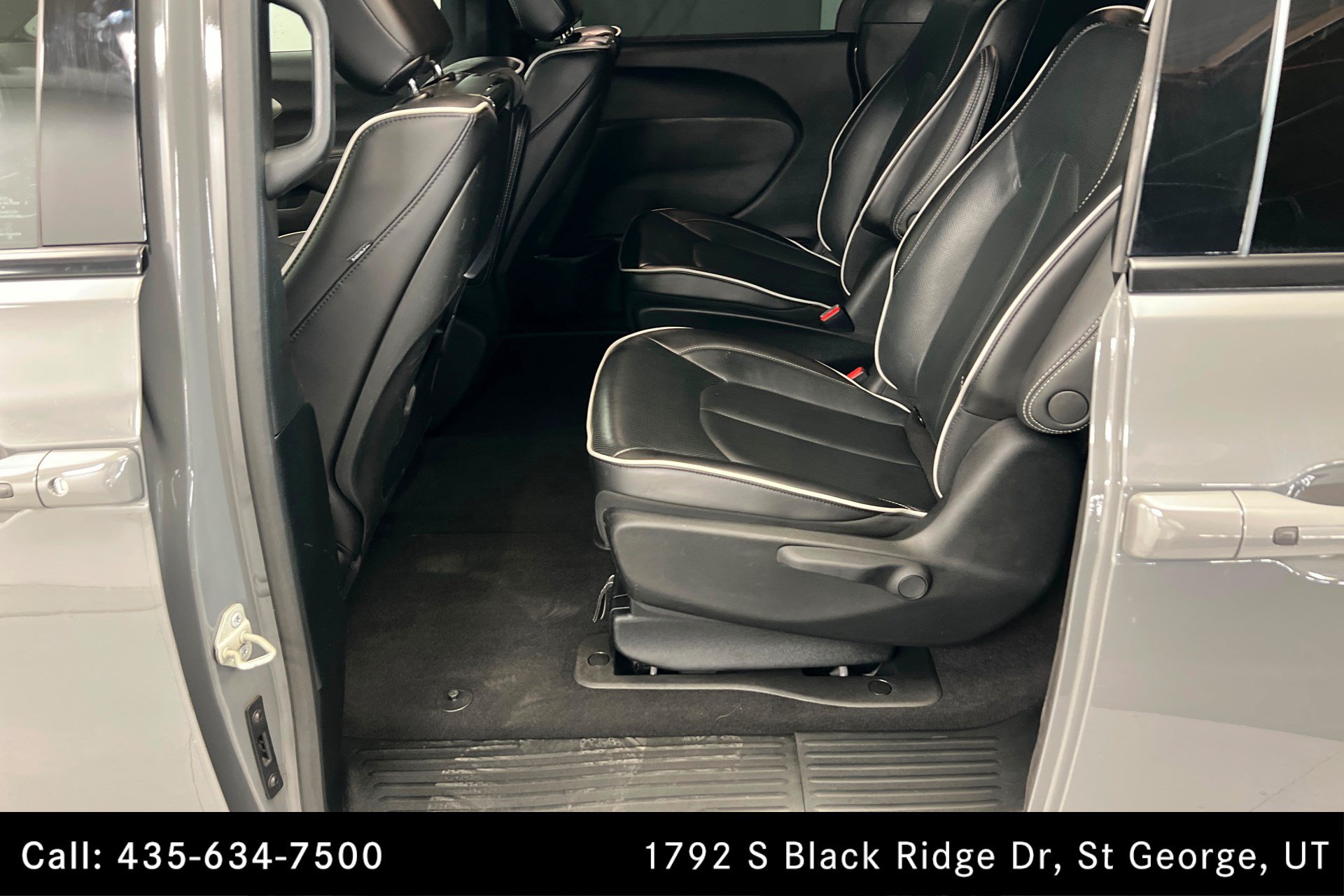 Used 2023 Chrysler Pacifica Limited w/ Uconnect Theater Family Group FWD image 20