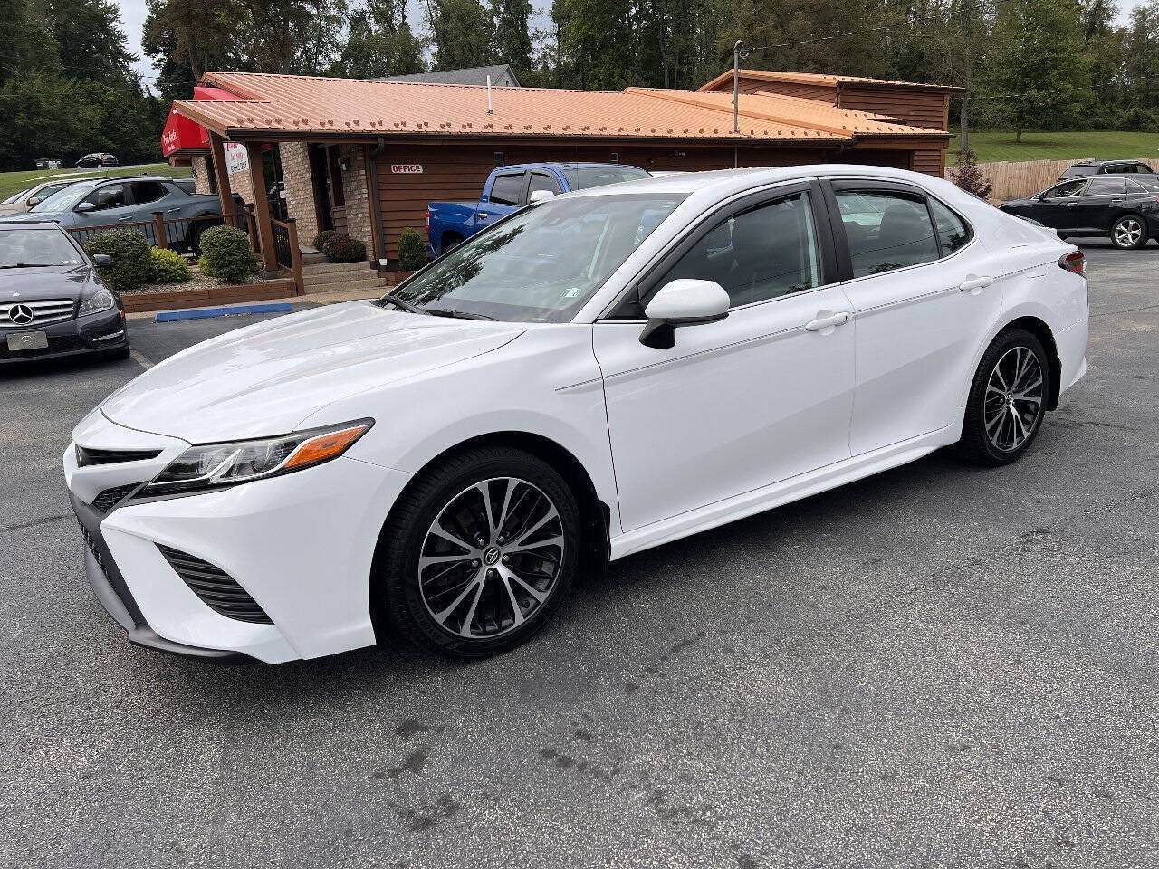 Used 2019 Toyota Camry SE FWD image 1