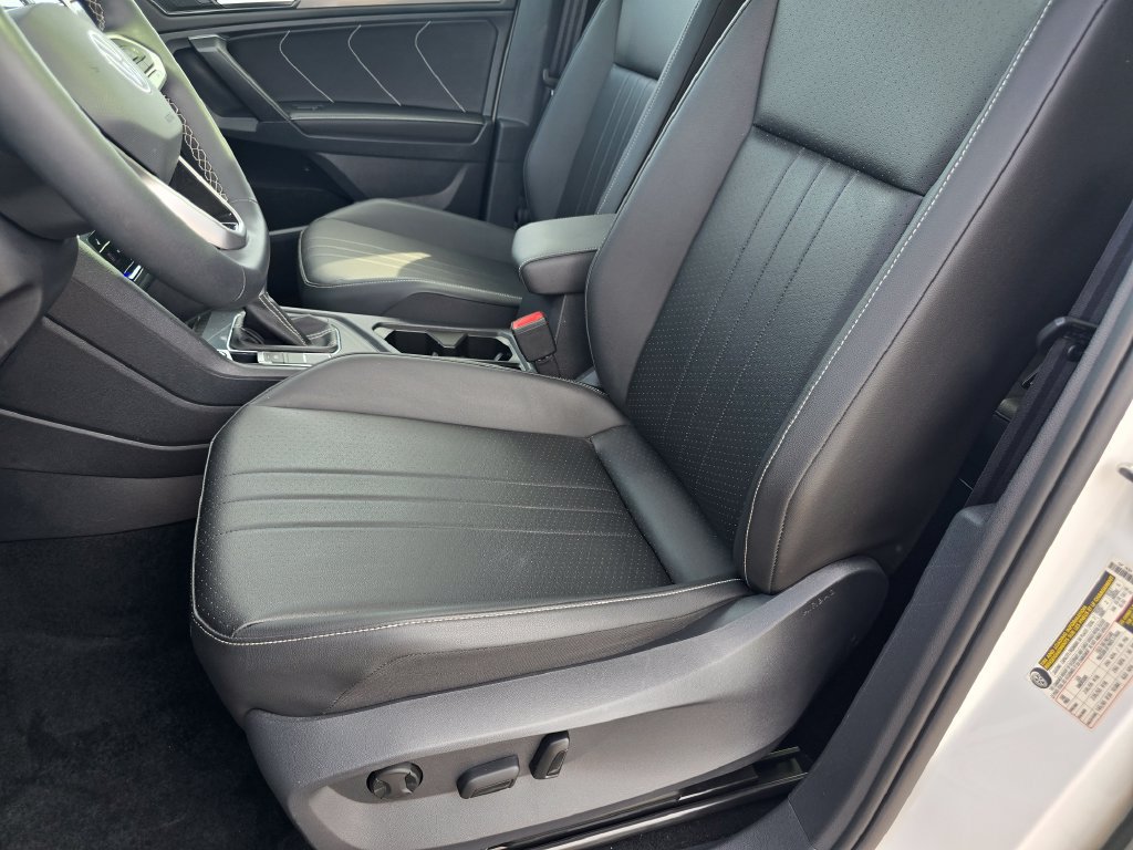 Used 2023 Volkswagen Tiguan SE w/ Panoramic Sunroof Package FWD image 22