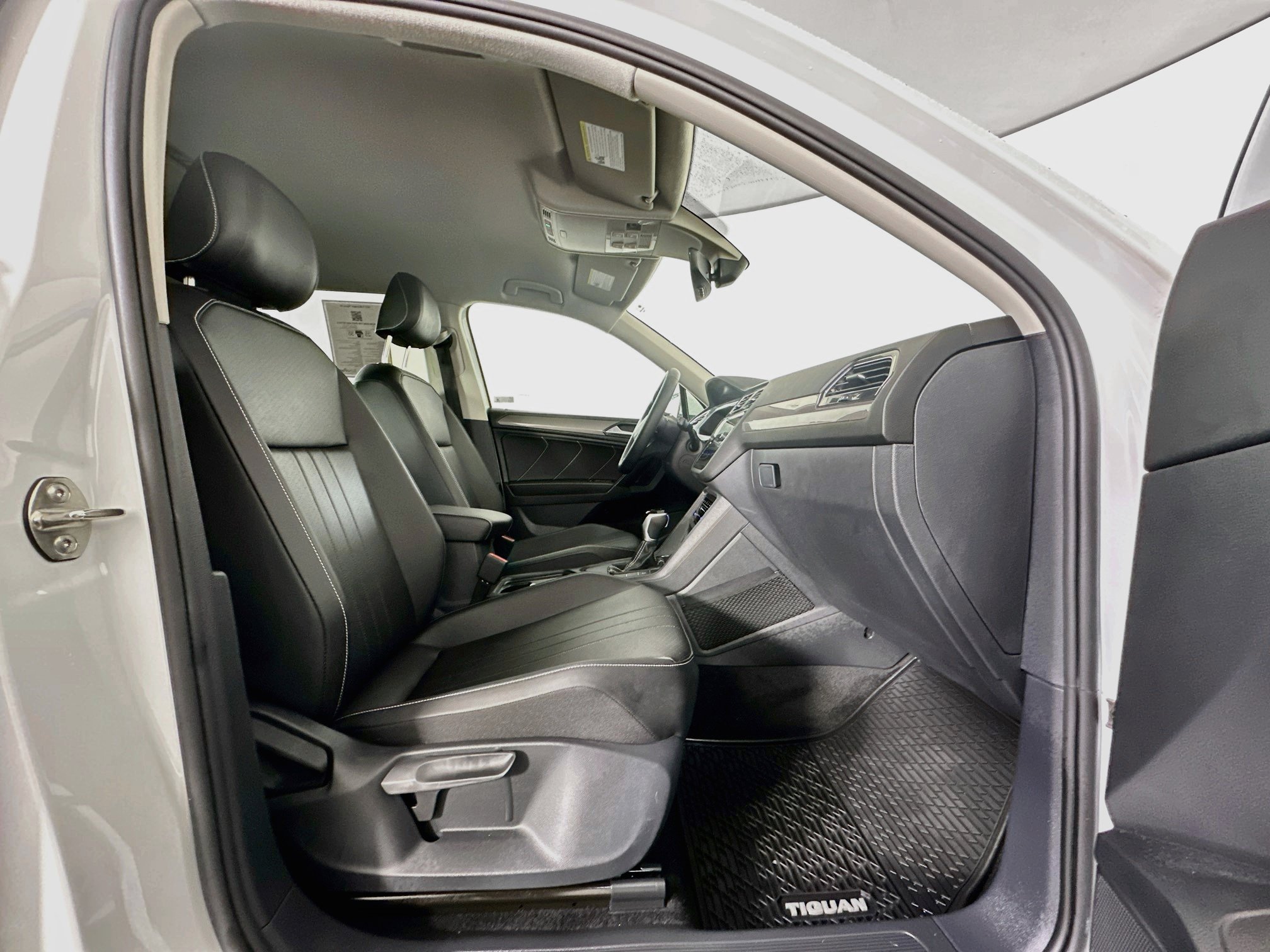Used 2023 Volkswagen Tiguan SE FWD image 32