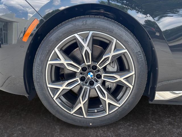 Used 2025 BMW i7 xDrive60 w/ Premium Package image 31