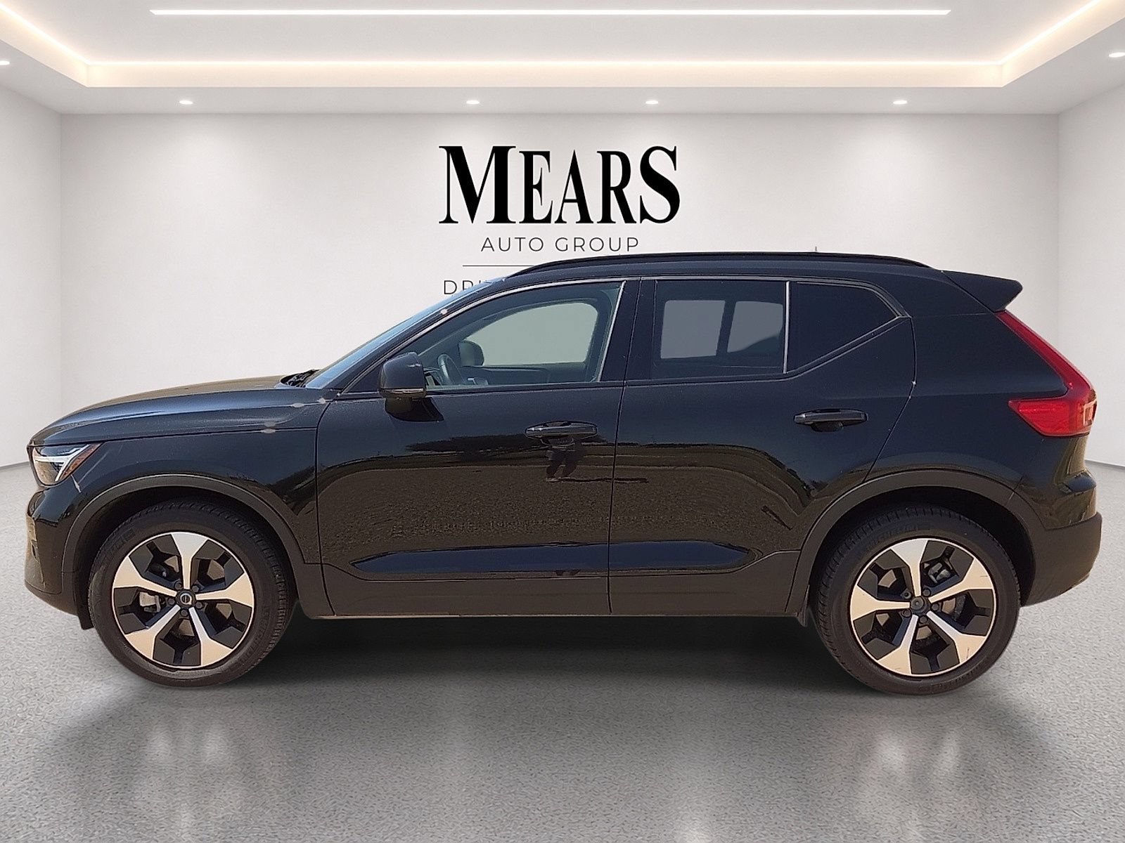 Certified 2026 Volvo XC40 B5 Plus AWD/4WD image 2