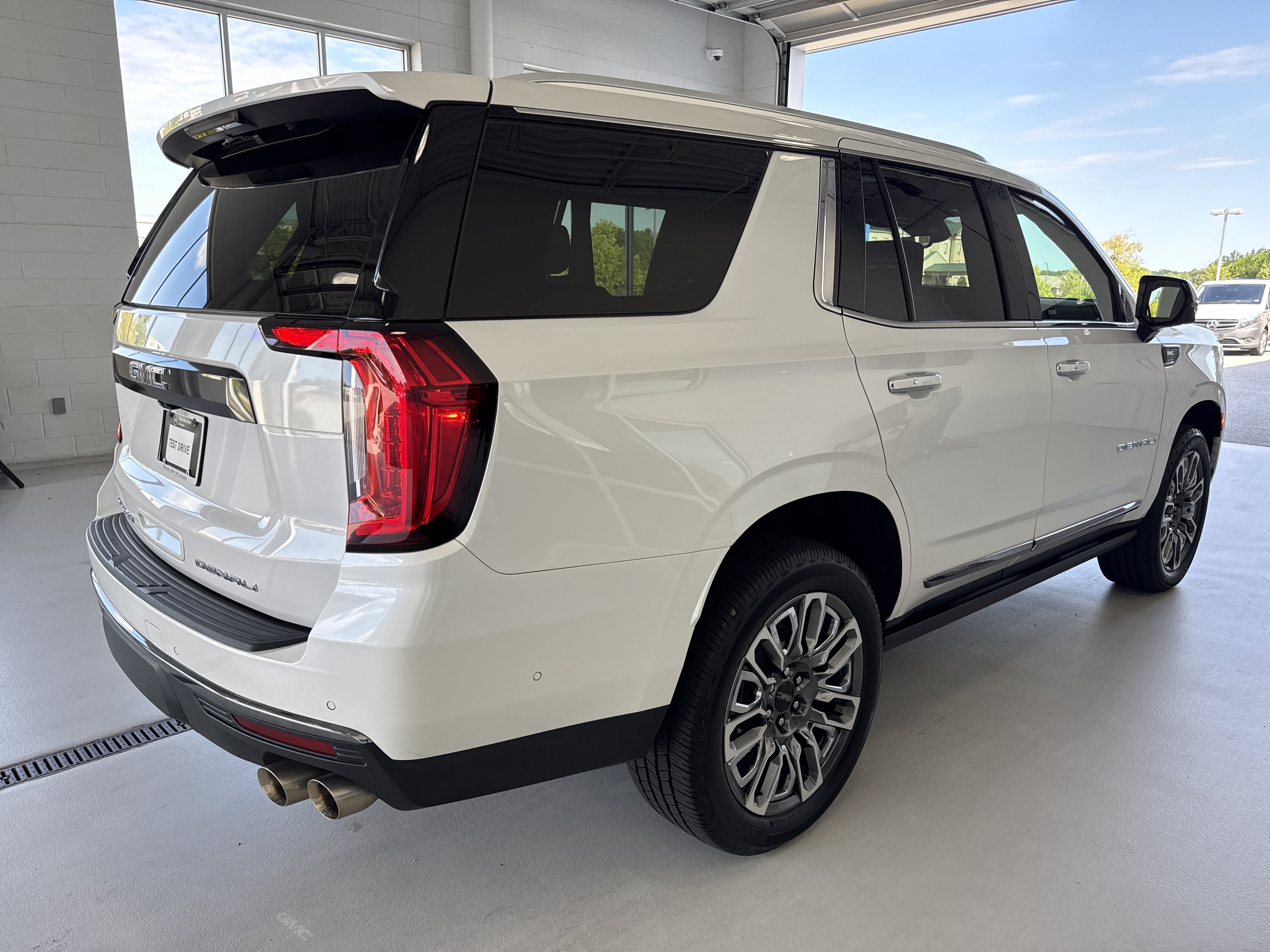 Used 2024 GMC Yukon Denali Ultimate AWD/4WD image 11