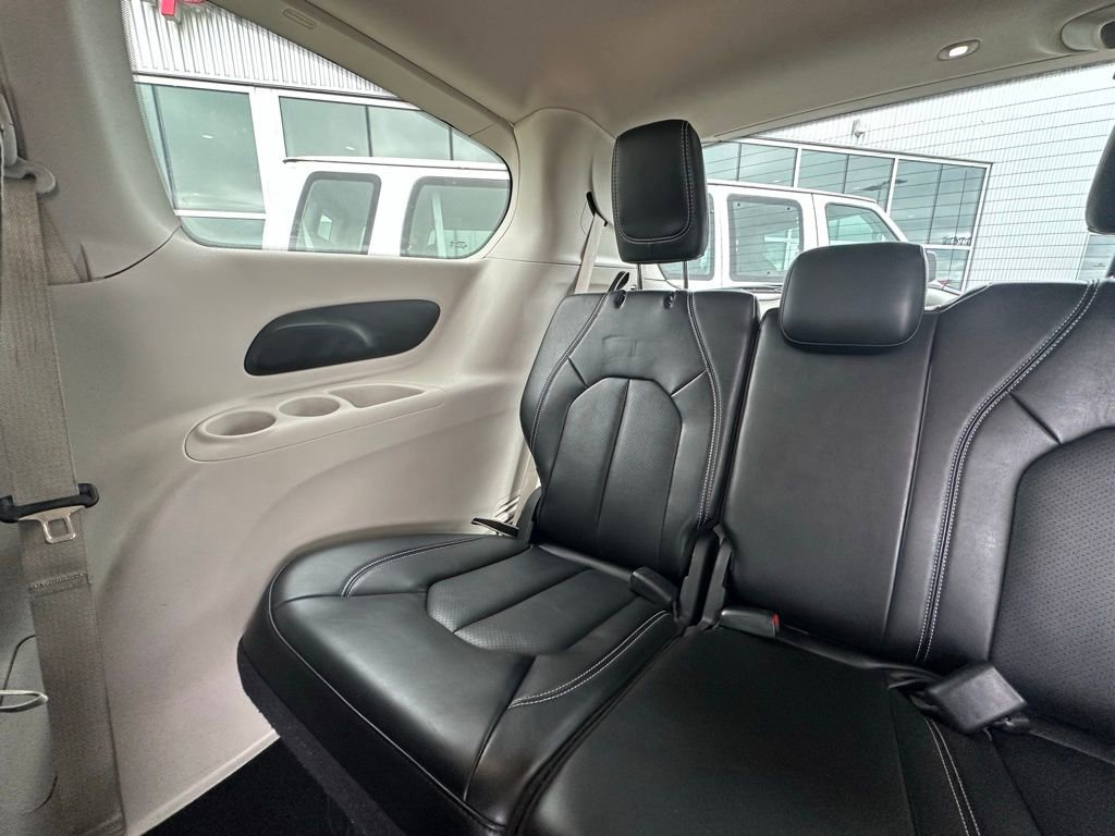 Used 2024 Chrysler Pacifica Touring-L image 27