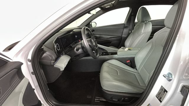 Certified 2025 Hyundai Elantra Limited FWD image 12