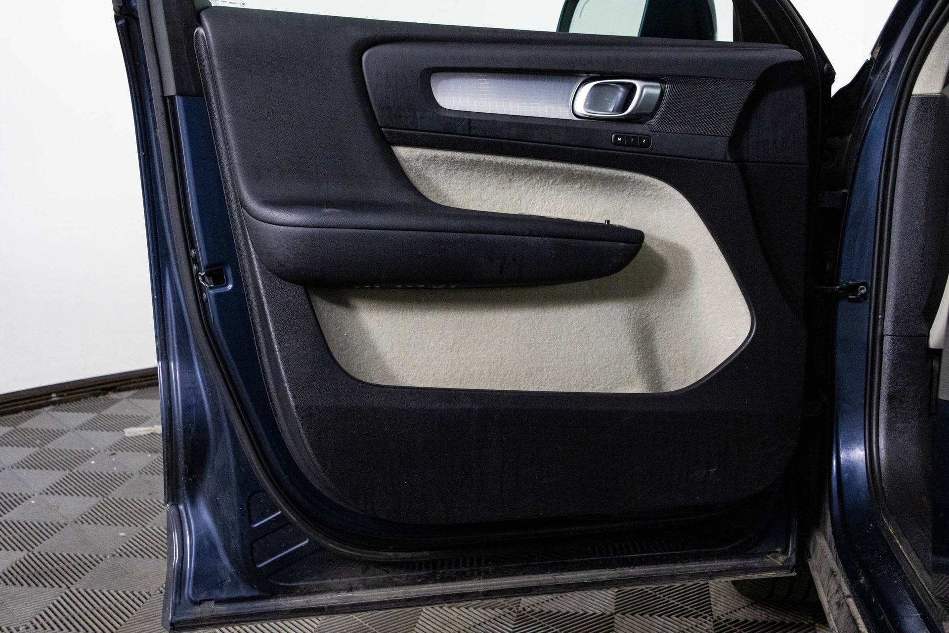 Used 2021 Volvo XC40 T5 Momentum w/ Protection Package Premier image 32