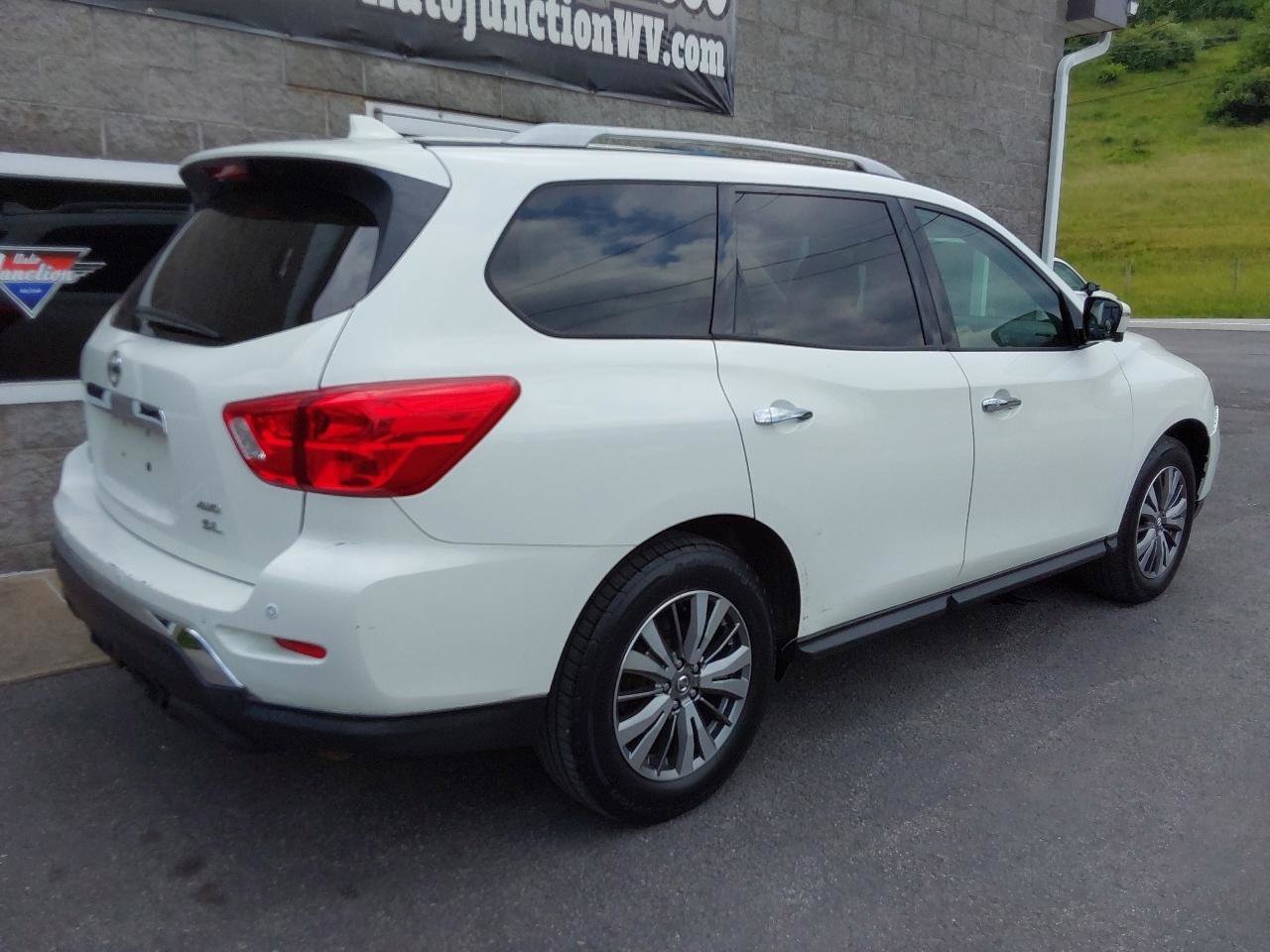 Used 2019 Nissan Pathfinder SL AWD/4WD image 3