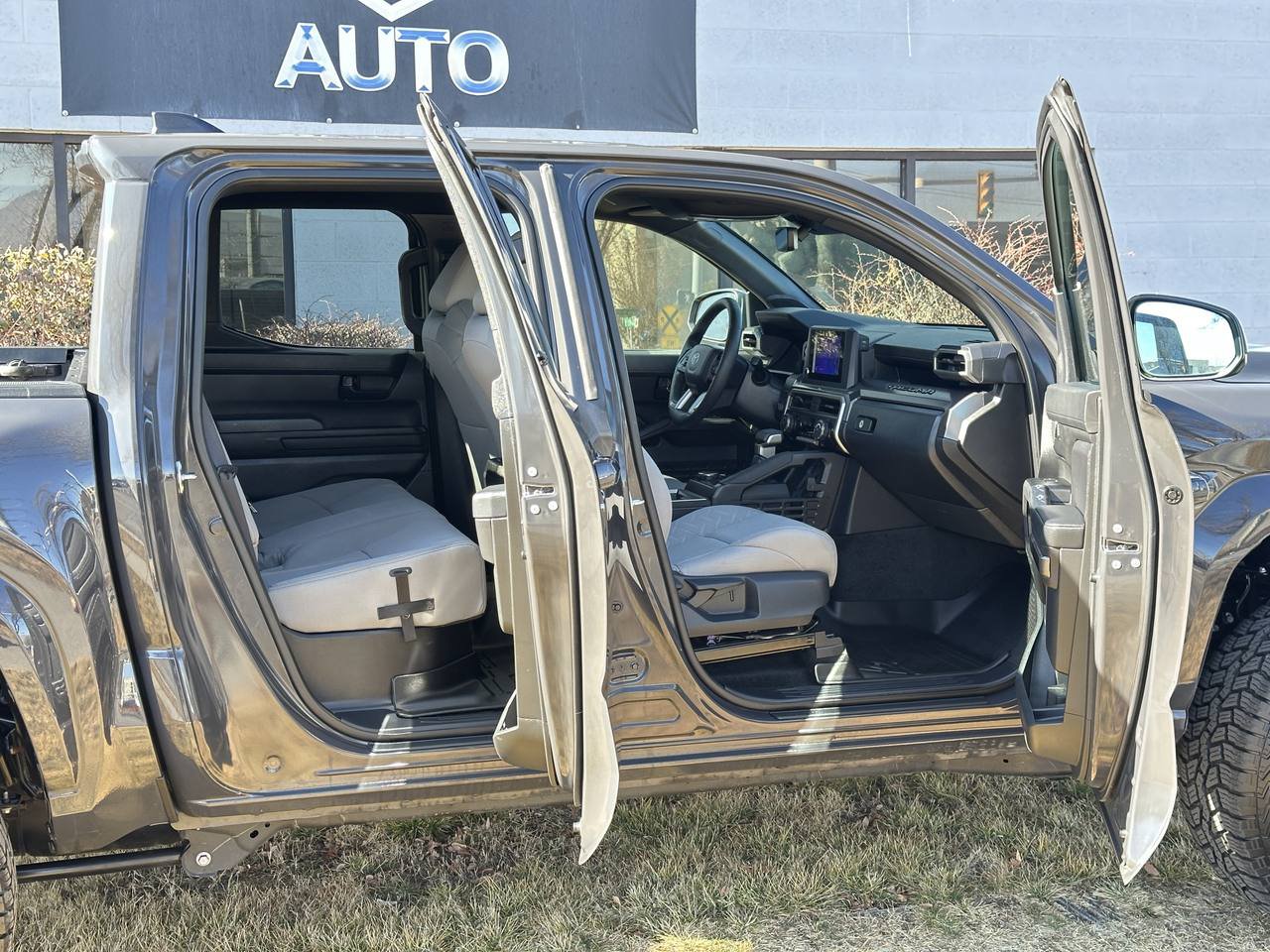 Used 2025 Toyota Tacoma SR5 AWD/4WD image 25
