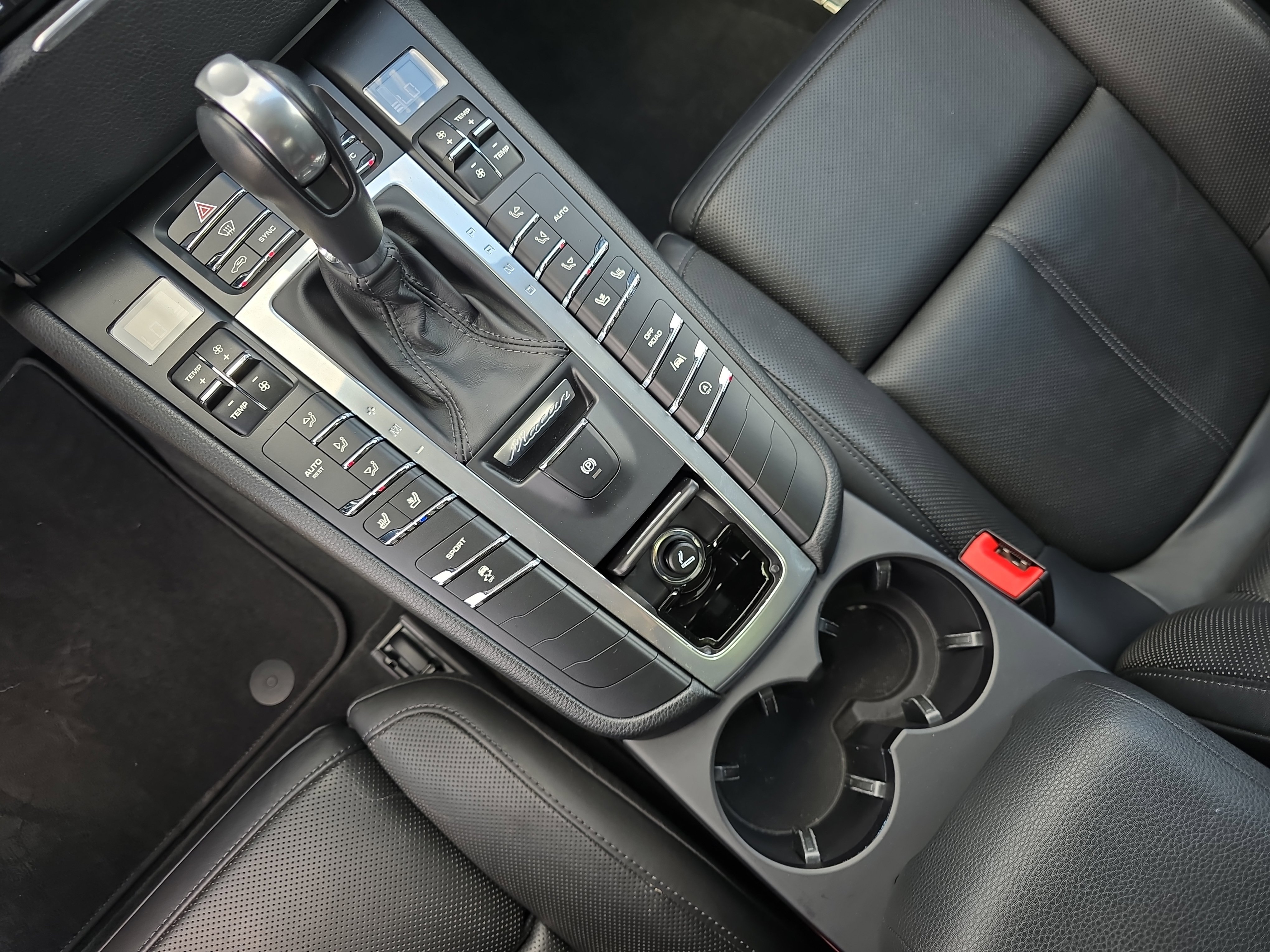 Used 2018 Porsche Macan AWD/4WD image 25