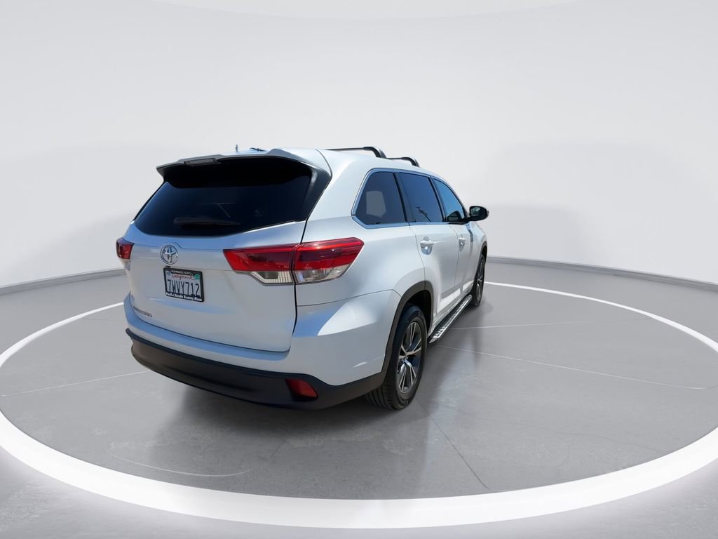Used 2017 Toyota Highlander LE w/ Carpet Mat Package FWD image 13