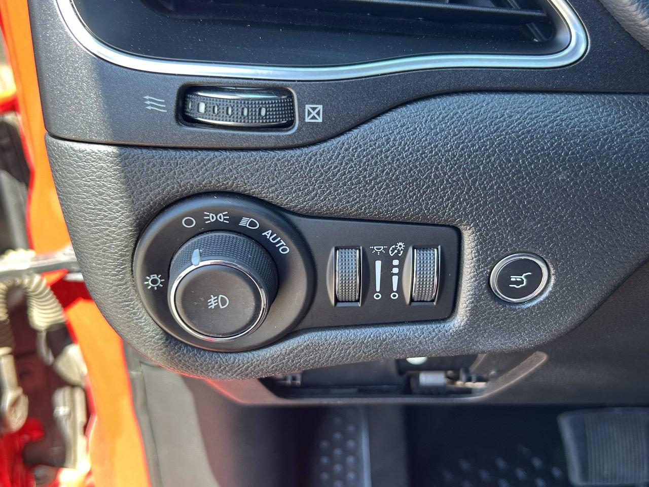 Used 2019 Jeep Cherokee Trailhawk w/ Comfort/Convenience Group AWD/4WD image 32