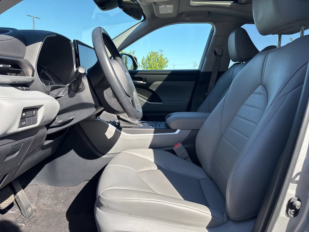 Used 2023 Toyota Highlander XLE AWD/4WD image 11