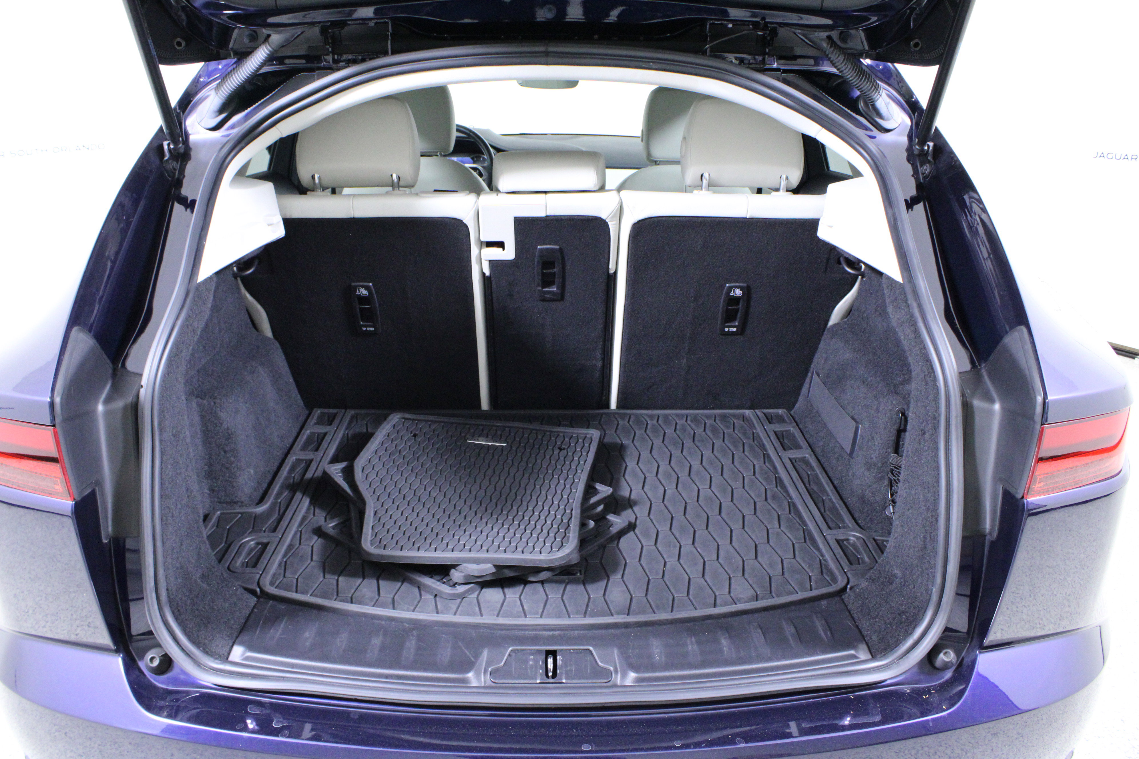 Used 2022 Jaguar E-PACE image 10