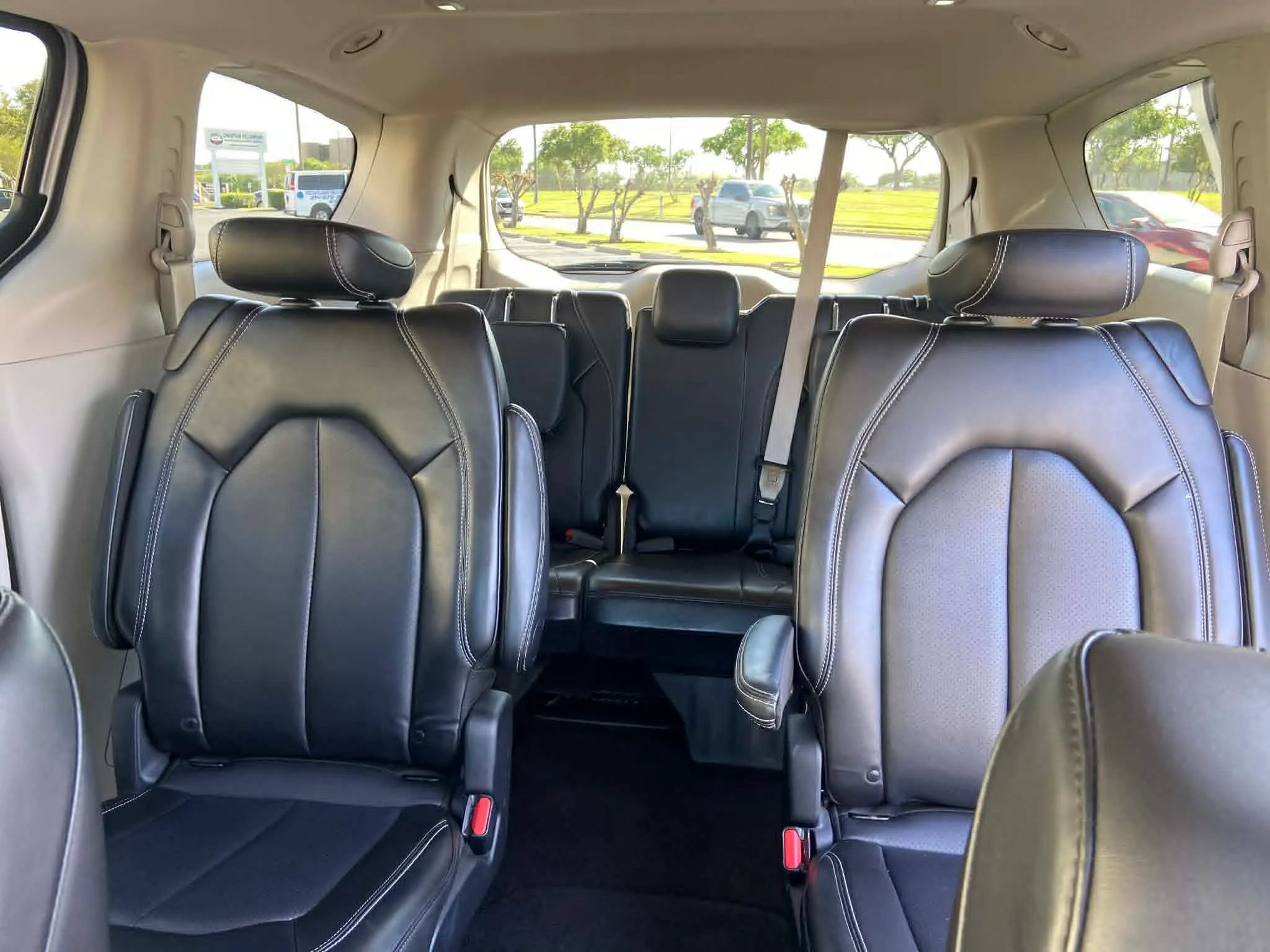 Used 2024 Chrysler Pacifica Touring-L FWD image 11