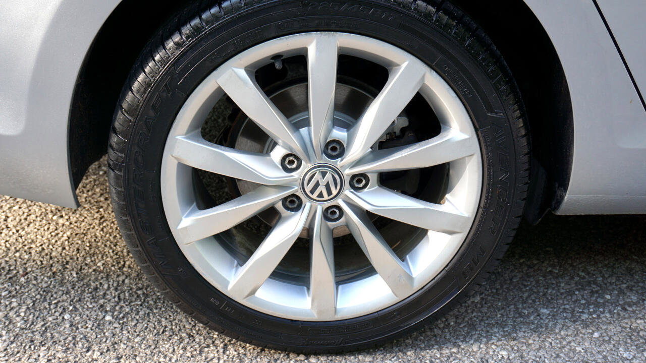 Used 2015 Volkswagen Golf S image 11