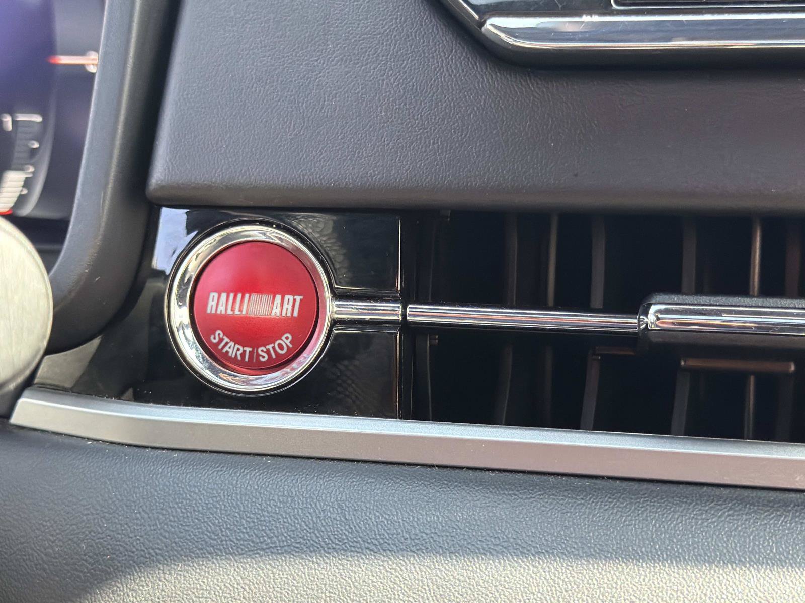Used 2024 Mitsubishi Outlander Ralliart AWD/4WD image 25