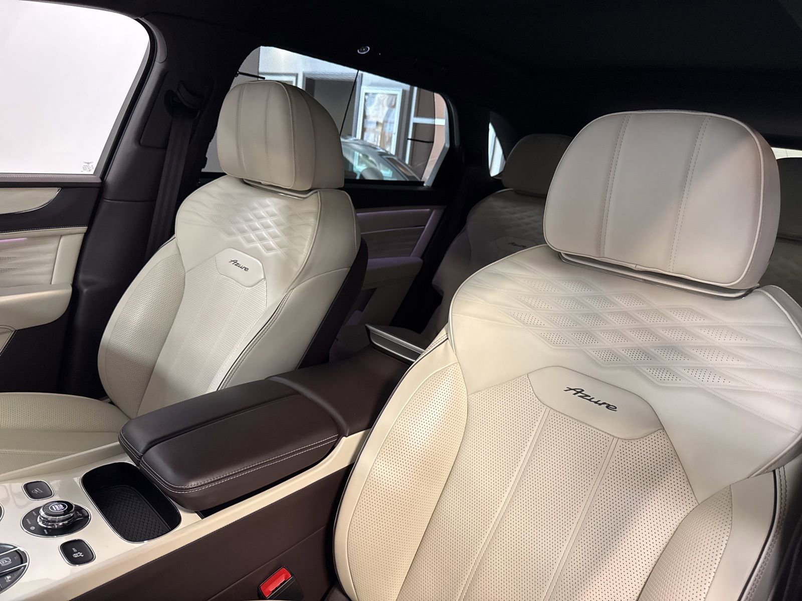 Used 2023 Bentley Bentayga Extended Wheelbase image 17